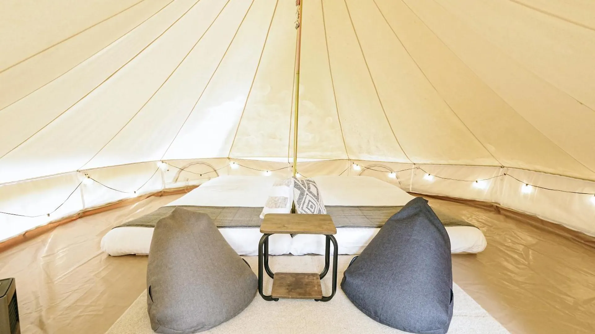 Couscous Glamping Manazuru Otel 0*,  Japonya